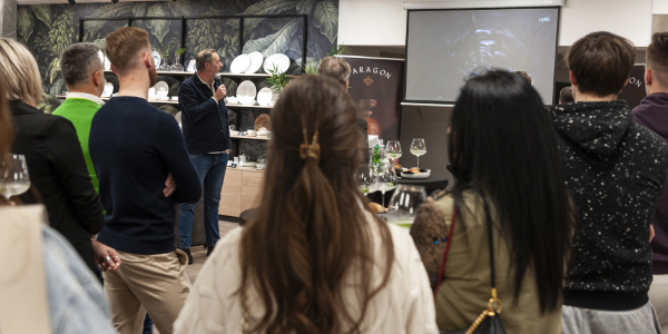Barmanski spektakel v Alpeks showroomu navdušil obiskovalce