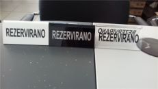 PLASTIČNI PODSTAVEK 11x6cm ČRN ''REZERVIRANO''