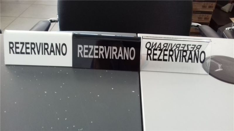 PLASTIČNI PODSTAVEK 11x6cm ČRN ''REZERVIRANO''